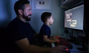 Como trabalhamos - Pai e filho a mexer no computador